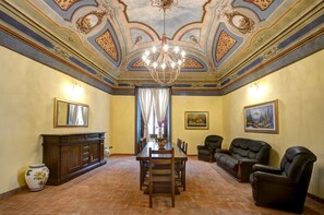 Apartamento superluxo, várias camas, para não fumantes (6 PAX) | Sala de estar | TV LED