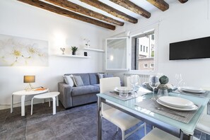 Apartment, 1 Schlafzimmer | Essbereich im Zimmer