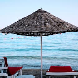 Plage privée, navette gratuite vers la plage, chaises longues, parasols