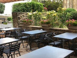 Breakfast, lunch, dinner served; French cuisine 