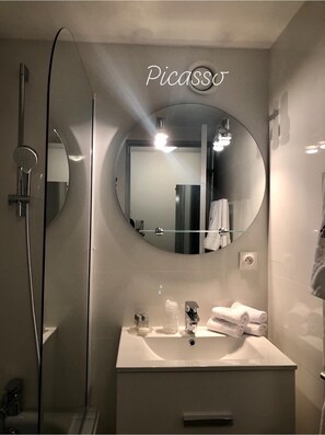 Family Suite, 2 Bedrooms (Picasso) | Bathroom - Auberge de l'Abbaye (Cruis)