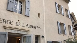 Un edificio con el letrero "ERGE DE L'ABBAYE", que indica un establecimiento religioso.