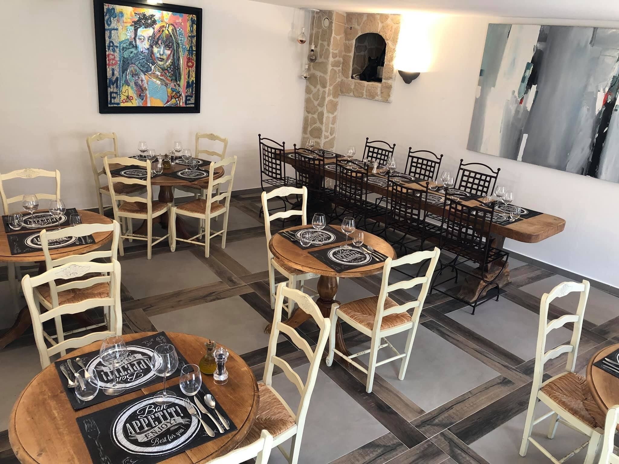 供应早餐、午餐和晚餐，法国菜