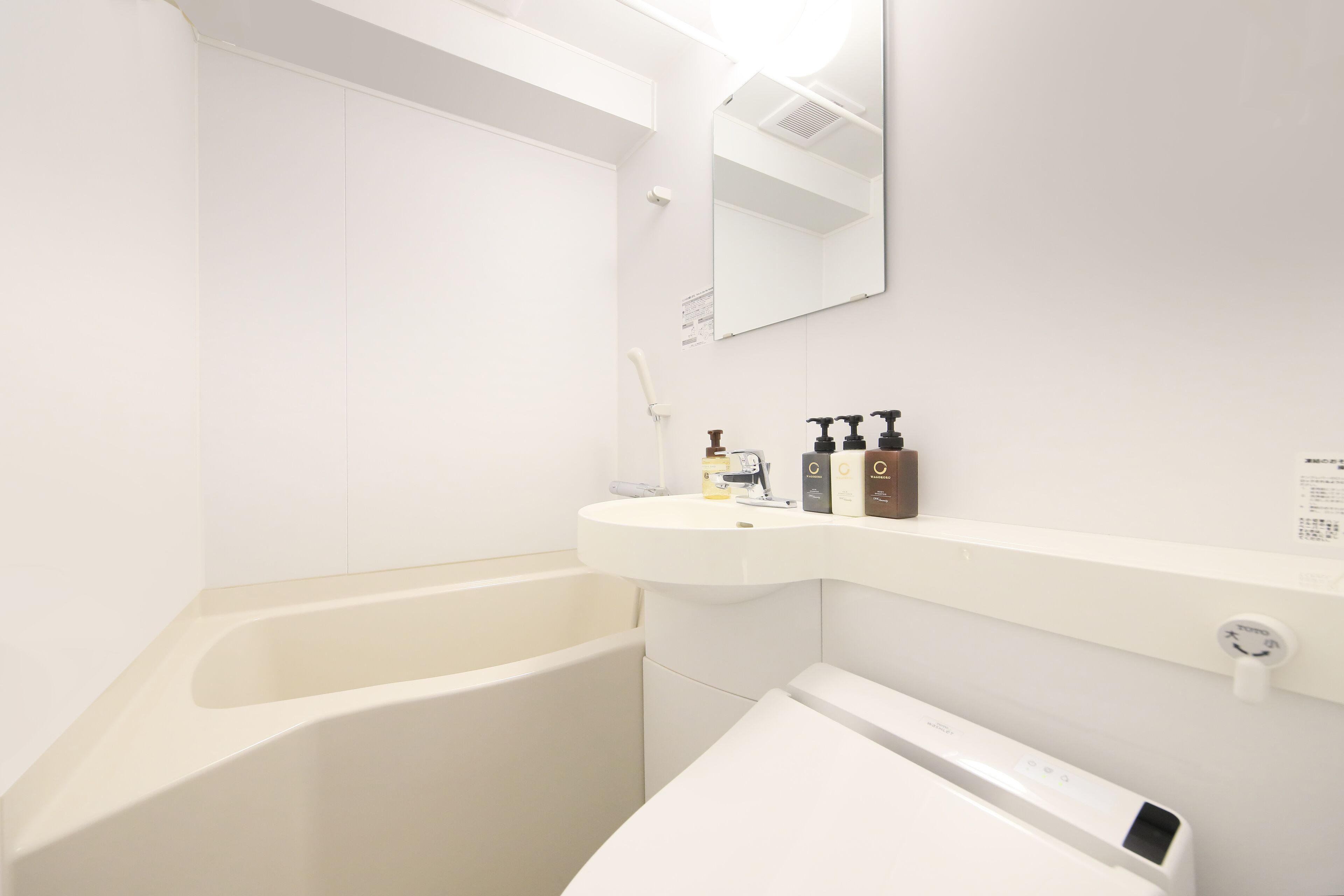 combined shower/bathtub, deep-soaking bathtub, free toiletries