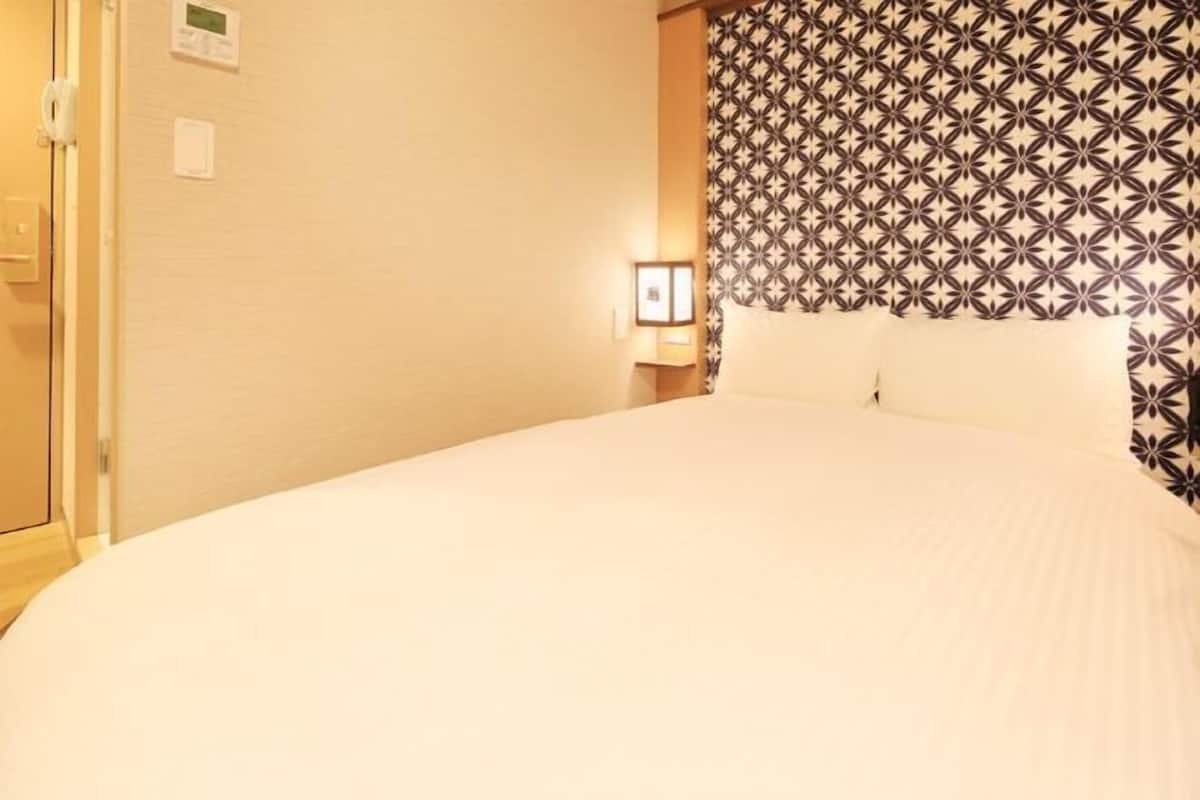 1 bedroom, premium bedding, memory foam beds, desk