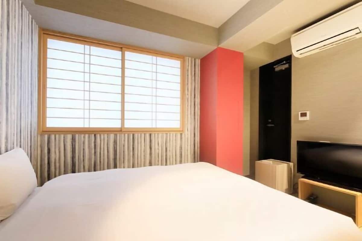 1 bedroom, premium bedding, memory foam beds, desk