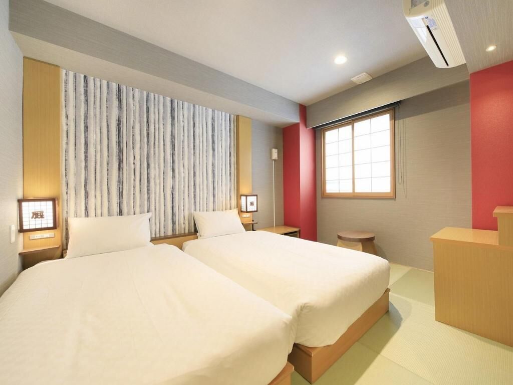 Premium bedding, memory foam beds, desk, free WiFi