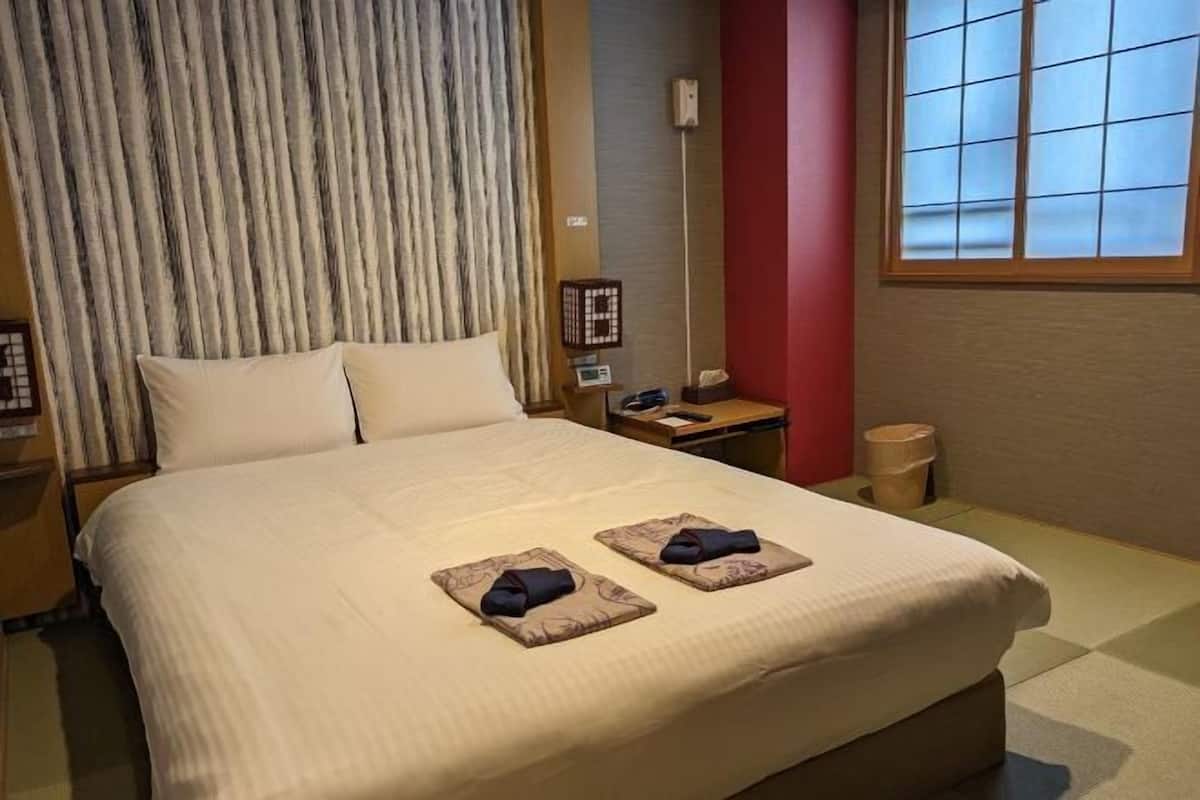 1 bedroom, premium bedding, memory foam beds, desk