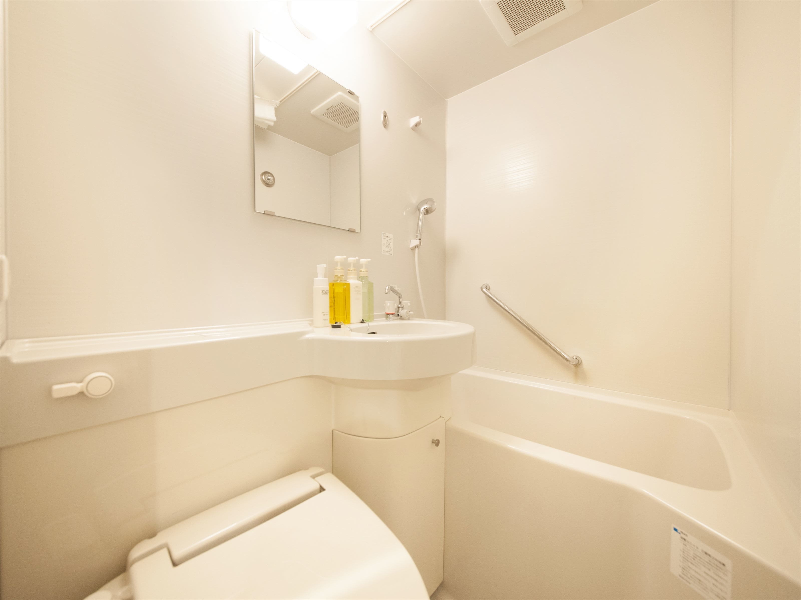 combined shower/bathtub, deep-soaking bathtub, free toiletries