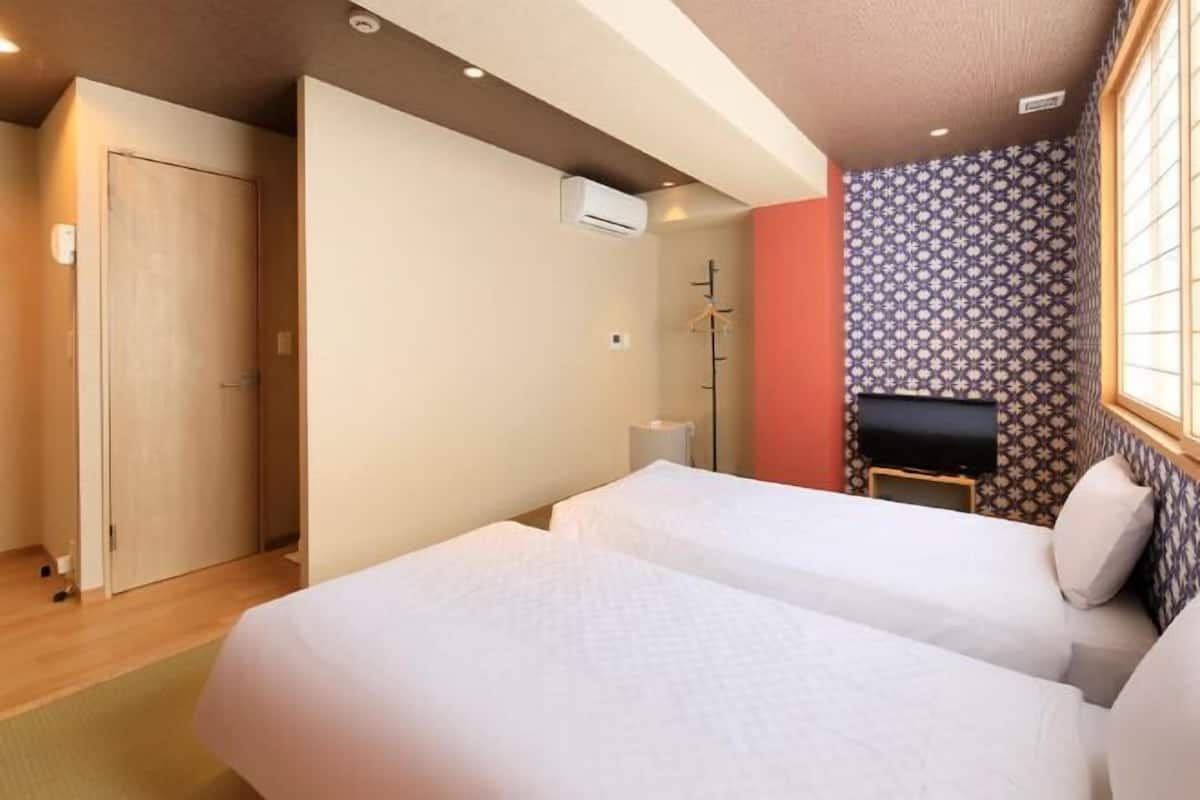 1 bedroom, premium bedding, memory foam beds, desk