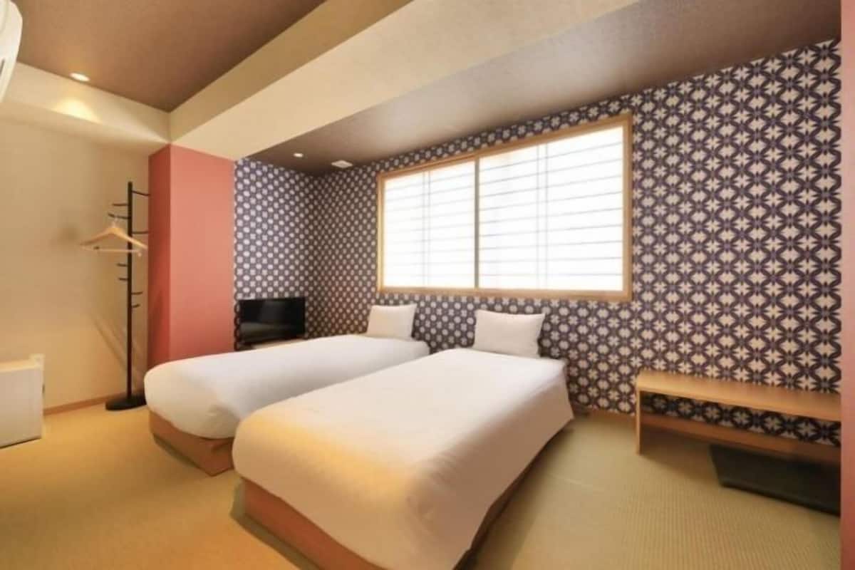 1 bedroom, premium bedding, memory foam beds, desk