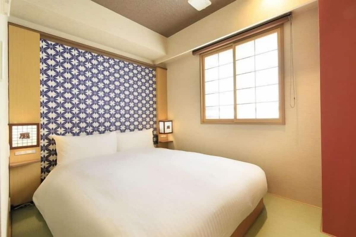 1 bedroom, premium bedding, memory foam beds, desk