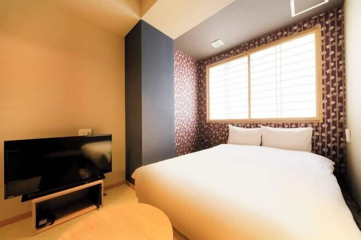 1 bedroom, premium bedding, memory foam beds, desk