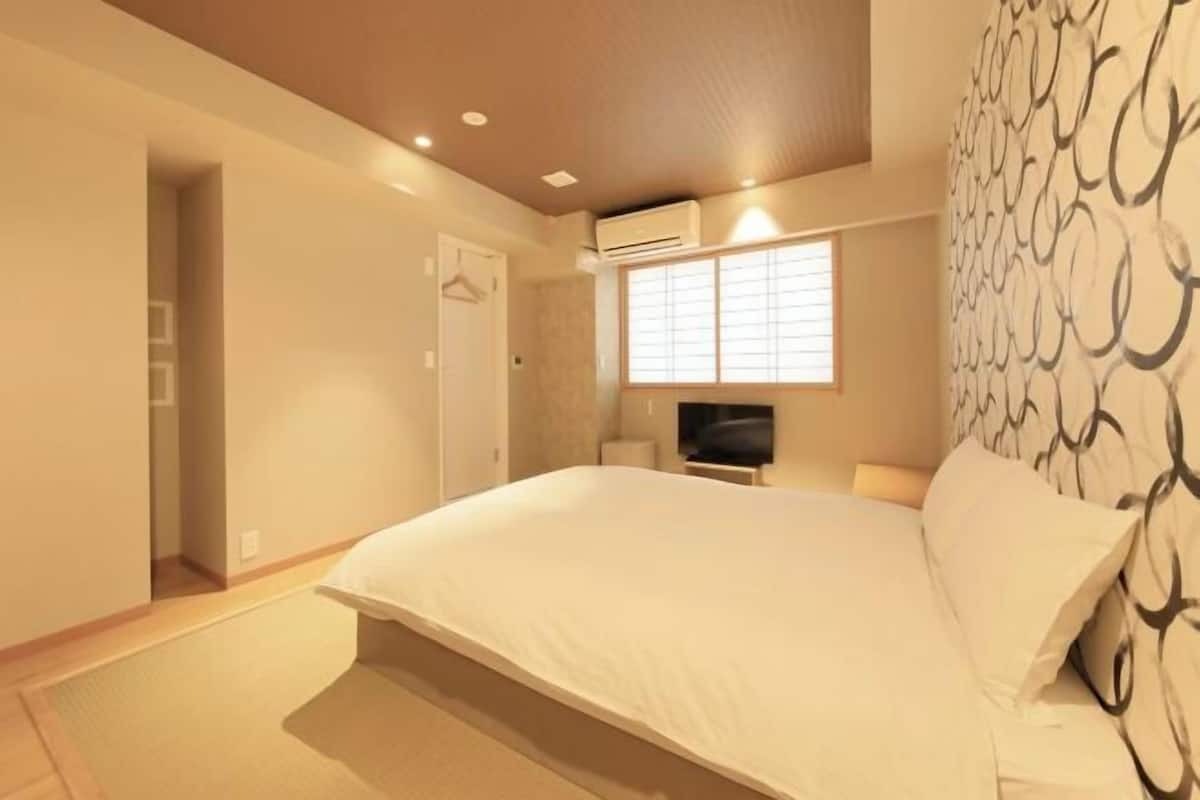 1 bedroom, premium bedding, memory foam beds, desk