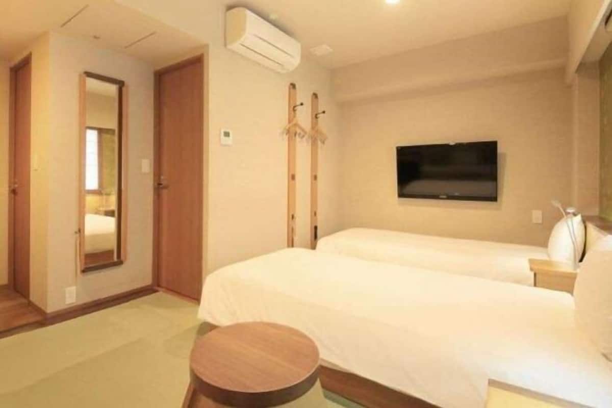 1 bedroom, premium bedding, memory foam beds, desk