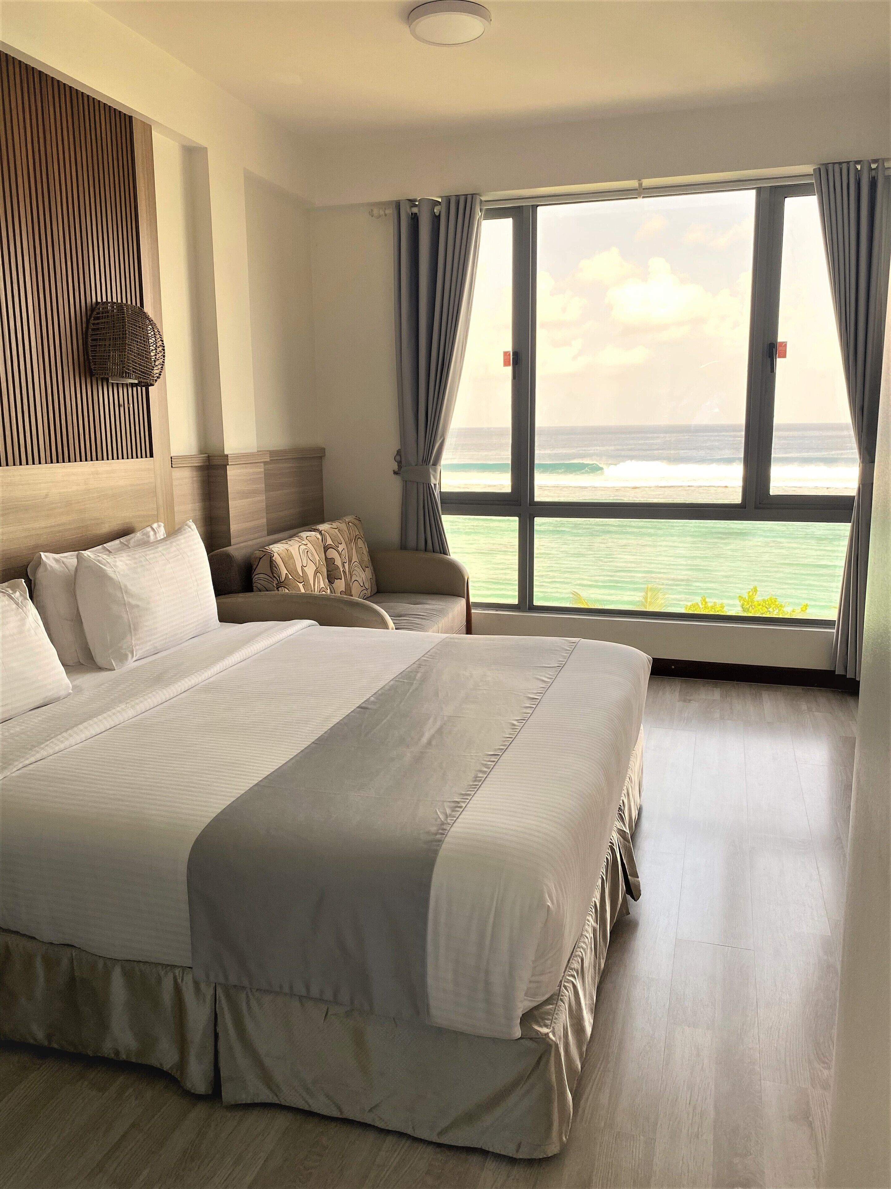 Quarto luxo, vista para o oceano, de frente para o oceano | Roupas de cama de algodão egípcio, roupas de cama premium, frigobar