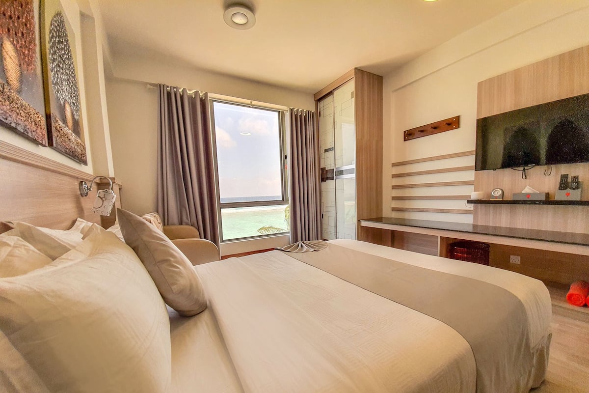 Habitación Deluxe, vistas al mar, frente al mar | Sábanas de algodón egipcio, ropa de cama de alta calidad, minibar