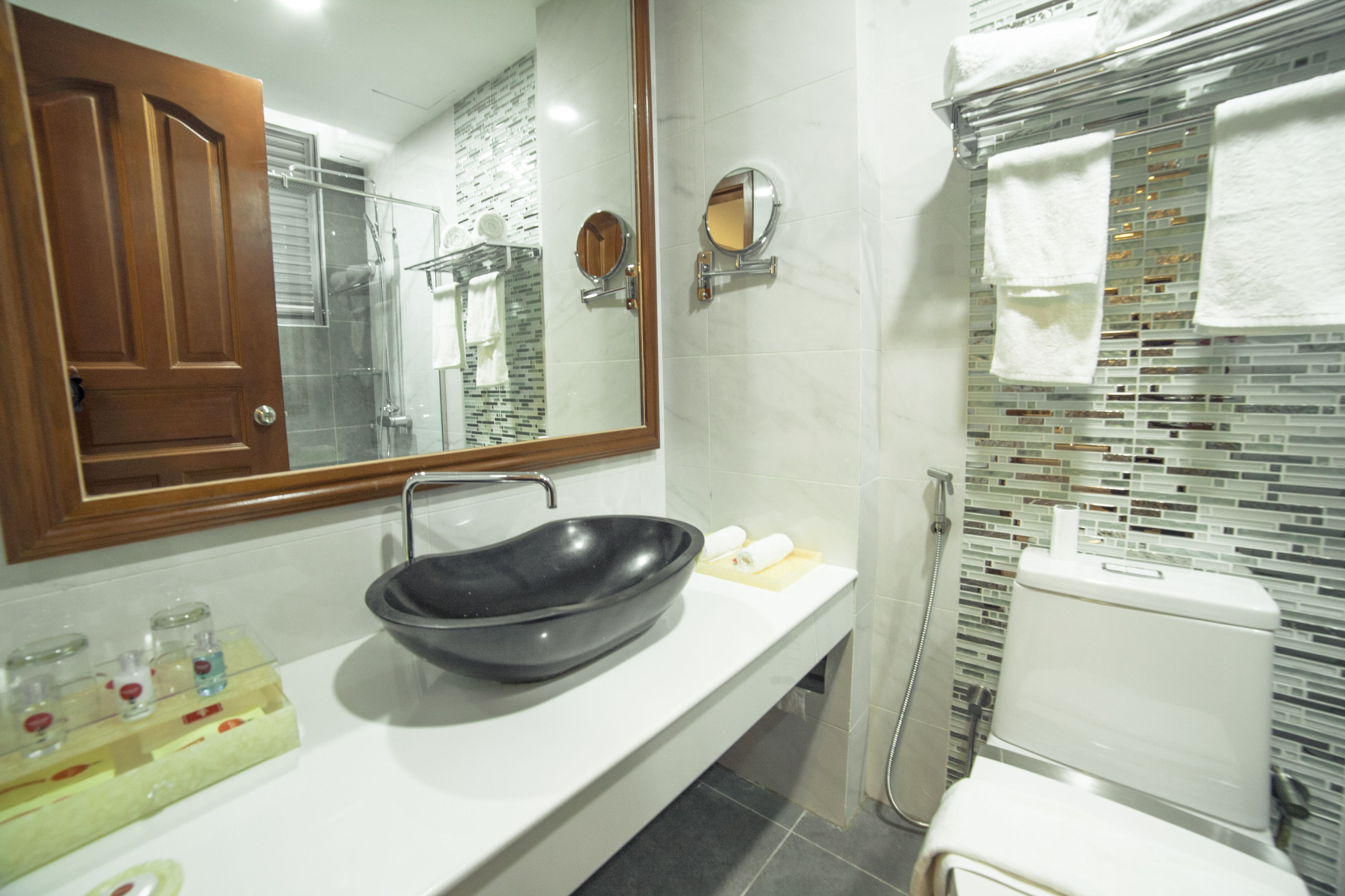 exclusive suite, 1 queen bed, ocean view, oceanfront | bathroom | shower, rainfall showerhead, free toiletries, hair dryer