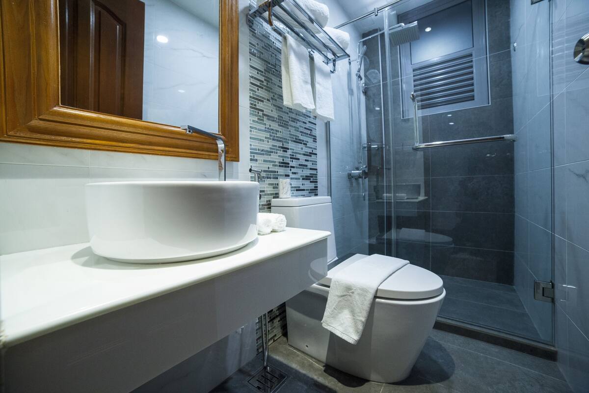 shower, rainfall showerhead, free toiletries, hair dryer