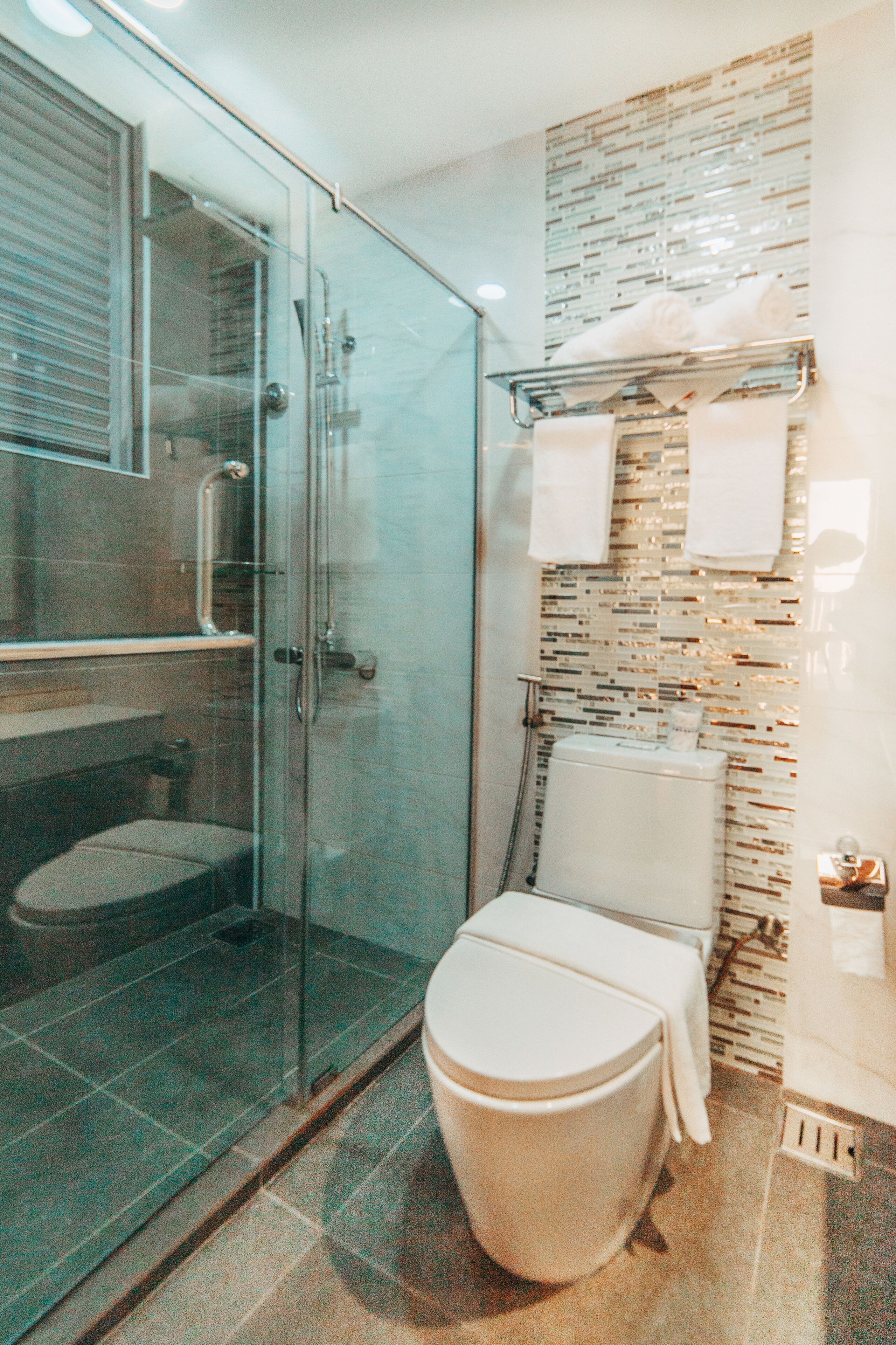 shower, rainfall showerhead, free toiletries, hair dryer