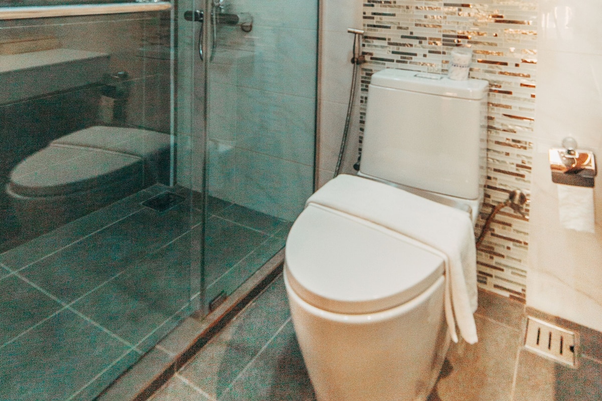 shower, rainfall showerhead, free toiletries, hair dryer