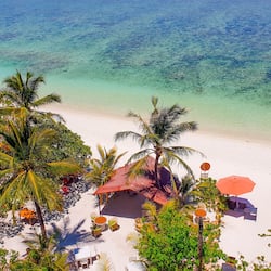 Di pantai, pasir putih, tuala pantai