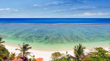 En la playa, arena blanca, toallas de playa