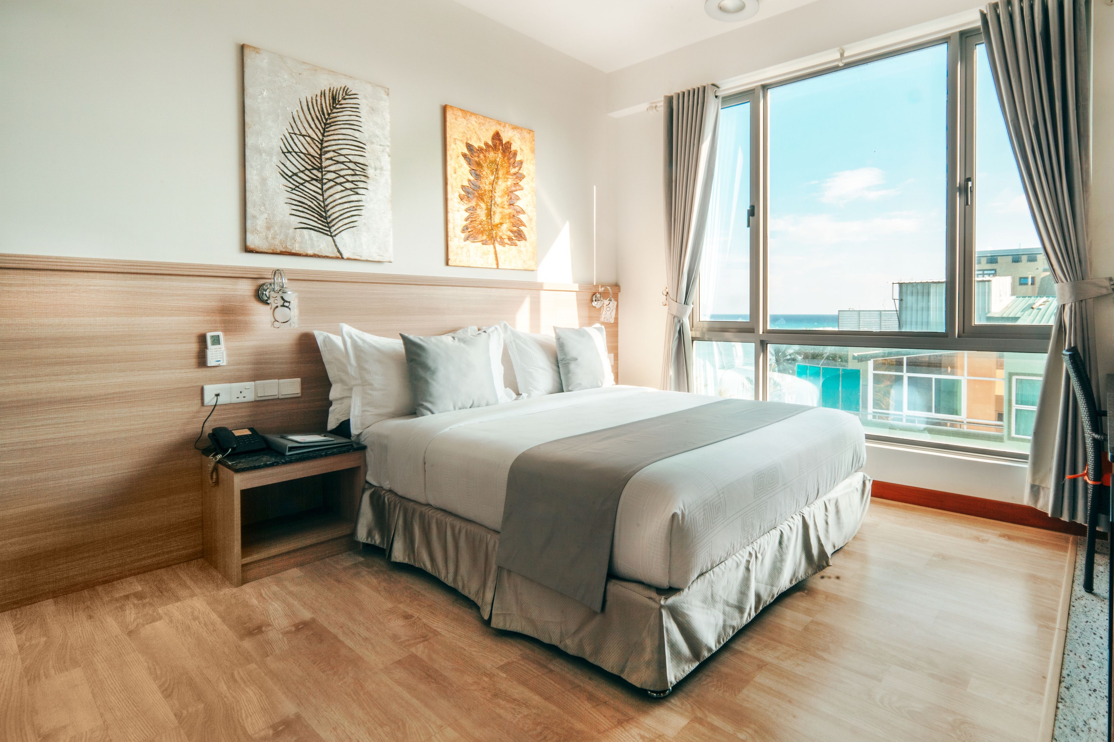 deluxe room, 1 queen bed, partial sea view, beachside | 1 bedroom, egyptian cotton sheets, premium bedding, minibar