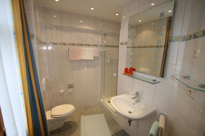 Double Room | Bathroom | Shower, free toiletries, hair dryer - Hotel Garni Lindenmühle (Bad Neuenahr-Ahrweiler)