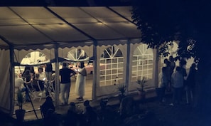 Meja sambut tetamu