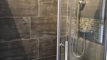 Chambre Double Supérieure | Équipements de salle de bain | Douche, articles de toilette gratuits, sèche-cheveux