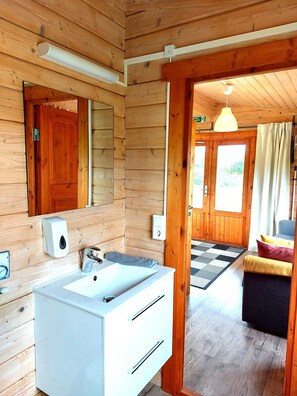 Standardhytte - 1 soveværelse | Badeværelse | Bruser, gratis toiletartikler, hårtørrer, hjemmesko