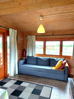 Standard Cabin, 1 Bedroom | Living area