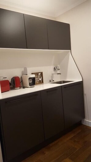 Réfrigérateur, micro-ondes, lave-vaisselle, cafetière/bouilloire