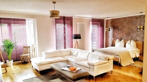 Appartamento | Una scrivania, tende oscuranti, ferro/asse da stiro