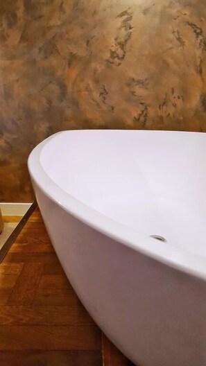 Ensemble douche/baignoire, articles de toilette gratuits, sèche-cheveux