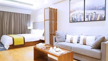 Family Room, 1 Queen Bed | Desk, blackout drapes, free WiFi