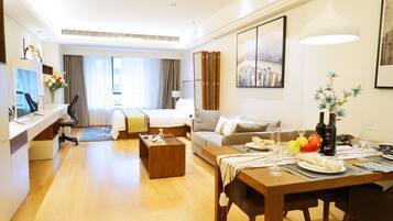 Quarto econômico | Escrivaninha, cortinas blackout, Wi-Fi de cortesia