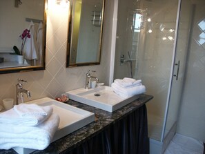 Double Room (Neo Classic) | Bathroom - Chambres d'hôtes -B&B- La Bonneterie (Montaigut-le-Blanc)