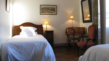 Habitación cuádruple familiar, 2 habitaciones (Art Deco) | 1 habitación, sábanas de algodón egipcio y ropa de cama de alta calidad