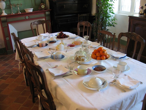 Free daily continental breakfast 