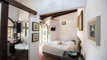 Superior-Doppelzimmer, 1 Queen-Bett, Poolseite | Betten mit Memory-Foam-Matratzen, Zimmersafe, VerdunkelungsvorhÀnge