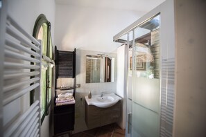 Superior Double Room, 1 Queen Bed, Poolside | Bathroom - B&B Villa Verde - Short Term Room Rentals (Maracalagonis)