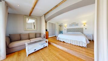 Minibar, coffres-forts dans les chambres, rideaux occultants