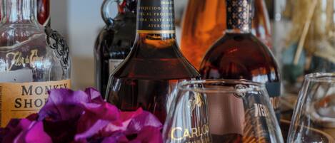 Variedad de botellas y vasos, presumiblemente con bebidas, dispuestos sobre una superficie.