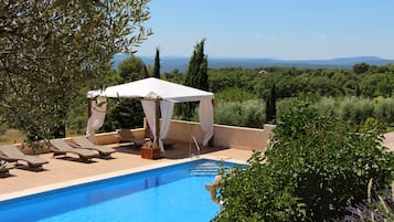 Piscine extérieure, chaises longues