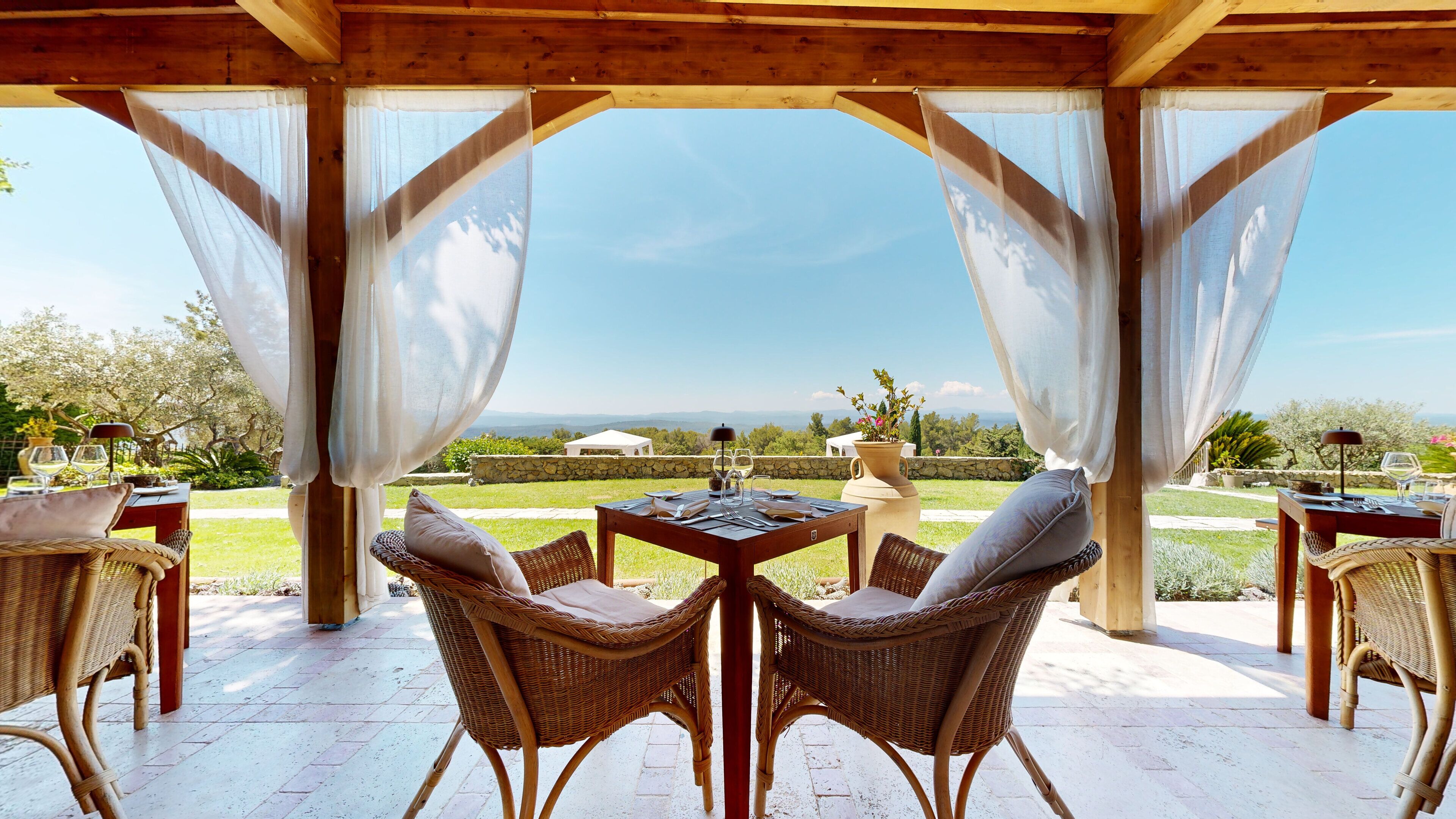 Se sirven desayunos, cenas y cocina mediterránea con mesas al aire libre