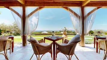 Se sirven desayunos, cenas y cocina mediterránea con mesas al aire libre