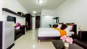 1-Bedroom Apartment | Skrivebord, blendingsgardiner, wi-fi (inkludert) og sengetøy