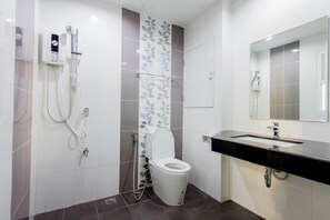 1-Bedroom Apartment | 욕실 | 샤워 시설, 무료 세면용품, 타월